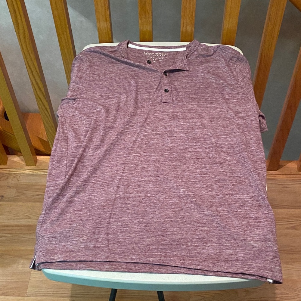 Banana Republic short sleeve t-shirt. Size: M. Color: Maroon